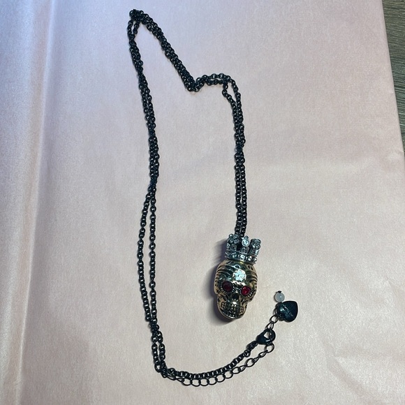 Betsey Johnson skull pendant necklace. - Picture 2 of 3